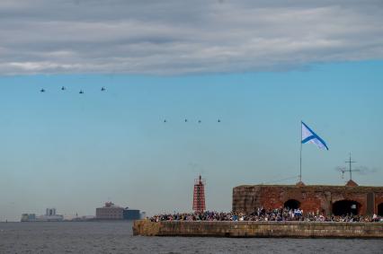 Санкт-Петербург. Кронштадт. Зрители во время Главного военно-морского парада в честь Дня Военно-морского флота России.