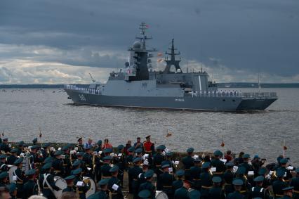 Санкт-Петербург. Кронштадт. Многоцелевой сторожевой корабль ближней морской зоны (корвет) `Стойкий` во время Главного военно-морского парада в честь Дня Военно-морского флота России.