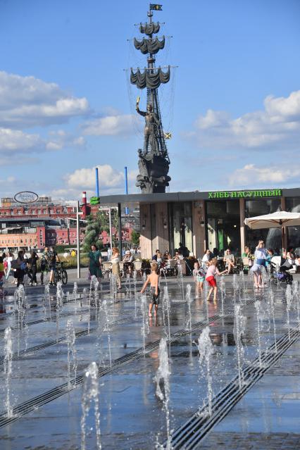 Москва.  Дети  играют с сухими фонтанами в парке `Музеон`.