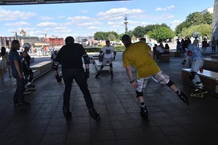 Москва. Посетители катаются на роликах на Крымской набережной .