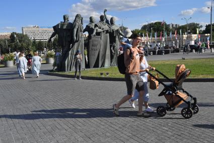 Москва.  Прохожие  у парка  `Музеон`.