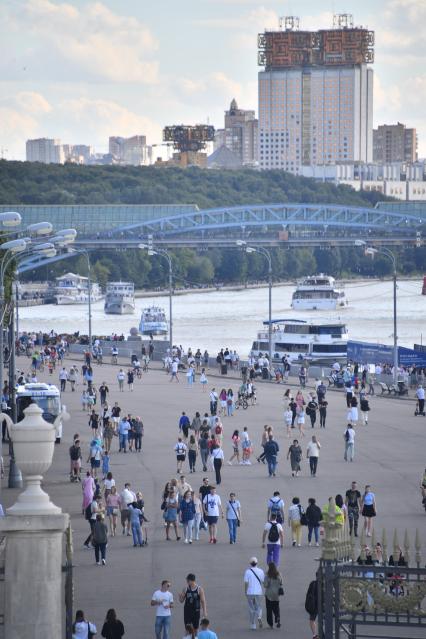 Москва.  Люди гуляют на набережной в Парке Горького.