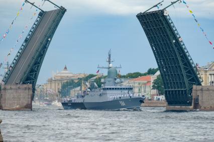 Санкт-Петербург. Малый ракетный корабль `Одинцово` во время Главного военно-морского парада в честь Дня Военно-морского флота России.