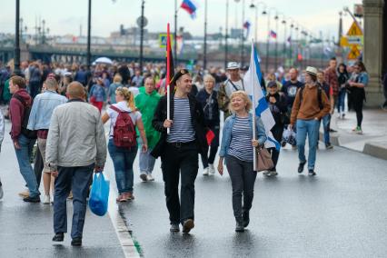 Санкт-Петербург. Зрители во время Главного военно-морского парада в честь Дня Военно-морского флота России.