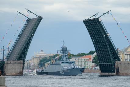 Санкт-Петербург. Малый ракетный корабль `Зеленый дом` во время Главного военно-морского парада в честь Дня Военно-морского флота России.