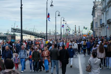 Санкт-Петербург. Зрители во время Главного военно-морского парада в честь Дня Военно-морского флота России.