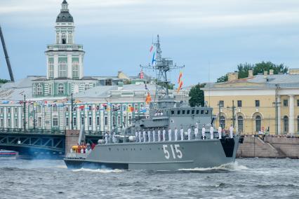 Санкт-Петербург. Базовый тральщик `Павел Хенов` во время Главного военно-морского парада в честь Дня Военно-морского флота России.