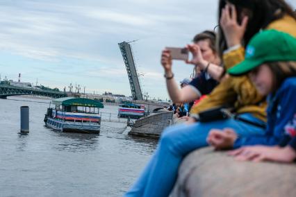 Санкт-Петербург. Зрители во время Главного военно-морского парада в честь Дня Военно-морского флота России.