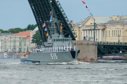 Санкт-Петербург. Базовый тральщик `Павел Хенов` во время Главного военно-морского парада в честь Дня Военно-морского флота России.