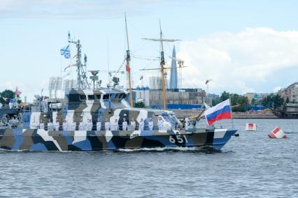 Санкт-Петербург. Противодиверсионный катер во время Главного военно-морского парада в честь Дня Военно-морского флота России.