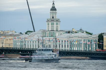 Санкт-Петербург. Противодиверсионный катер `Юнармеец Татарстана` во время Главного военно-морского парада в честь Дня Военно-морского флота России.