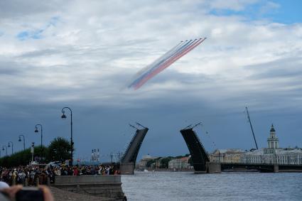 Санкт-Петербург. Штурмовики Су-25 во время Главного военно-морского парада в честь Дня Военно-морского флота России.