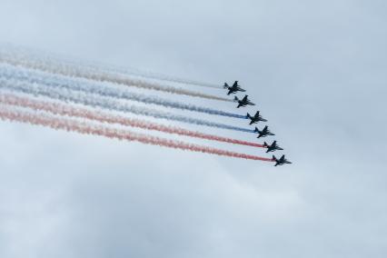 Санкт-Петербург. Штурмовики Су-25 во время Главного военно-морского парада в честь Дня Военно-морского флота России.