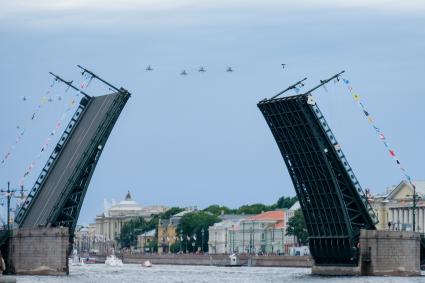 Санкт-Петербург. Вертолеты Ми-8 во время Главного военно-морского парада в честь Дня Военно-морского флота России.