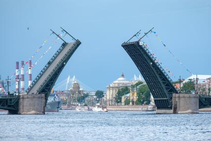 Санкт-Петербург. Во время Главного военно-морского парада в честь Дня Военно-морского флота России.