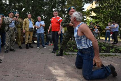 Екатеринбург. Праздничные гуляния десантников в день ВДВ.