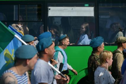 Екатеринбург. Праздничные гуляния десантников в день ВДВ. Шествие десантников к памятнику \'Черный тюльпан\'