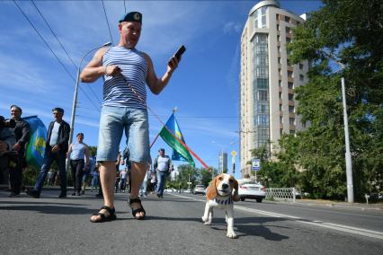 Екатеринбург. Праздничные гуляния десантников в день ВДВ. Шествие десантников к памятнику \'Черный тюльпан\'