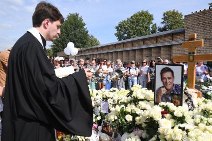 Москва. Священнослужитель во время панихиды по бывшему солисту группы `Ласковый май` Юрию Шатунову на Троекуровском кладбище на 40-й день со дня смерти.