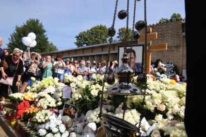 Москва. Люди у могилы бывшего солиста группы `Ласковый май` Юрия Шатунова на Троекуровском кладбище на 40-й день со дня смерти.