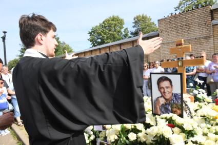 Москва. Священнослужитель во время панихиды по бывшему солисту группы `Ласковый май` Юрию Шатунову на Троекуровском кладбище на 40-й день со дня смерти.