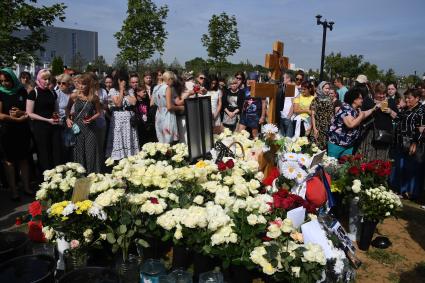 Москва. Люди у могилы бывшего солиста группы `Ласковый май` Юрия Шатунова на Троекуровском кладбище на 40-й день со дня смерти.