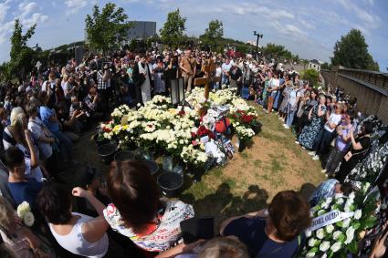 Москва. Люди у могилы бывшего солиста группы `Ласковый май` Юрия Шатунова на Троекуровском кладбище на 40-й день со дня смерти.
