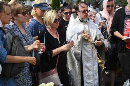 Москва. Священнослужитель во время панихиды по бывшему солисту группы `Ласковый май` Юрию Шатунову на Троекуровском кладбище на 40-й день со дня смерти.