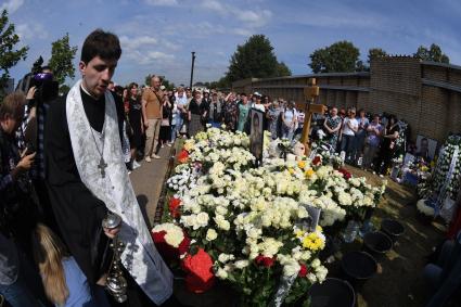 Москва. Священнослужитель во время панихиды по бывшему солисту группы `Ласковый май` Юрию Шатунову на Троекуровском кладбище на 40-й день со дня смерти.