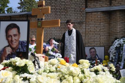 Москва. Священнослужитель во время панихиды по бывшему солисту группы `Ласковый май` Юрию Шатунову на Троекуровском кладбище на 40-й день со дня смерти.