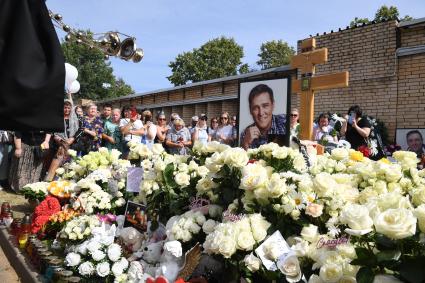 Москва. Люди у могилы бывшего солиста группы `Ласковый май` Юрия Шатунова на Троекуровском кладбище на 40-й день со дня смерти.