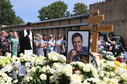 Москва. Священнослужитель во время панихиды по бывшему солисту группы `Ласковый май` Юрию Шатунову на Троекуровском кладбище на 40-й день со дня смерти.