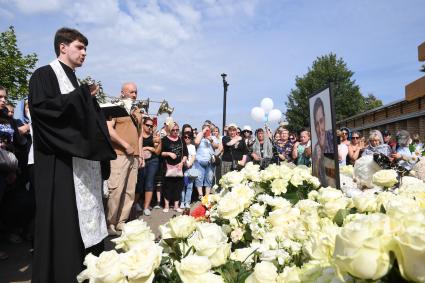 Москва. Священнослужитель во время панихиды по бывшему солисту группы `Ласковый май` Юрию Шатунову на Троекуровском кладбище на 40-й день со дня смерти.