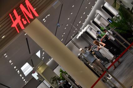 Москва. Очередь  на распродаже в сети магазинов  H&M  в ТЦ Авиапарк . Сеть H&M объявила об уходе из России в связи с санкциями