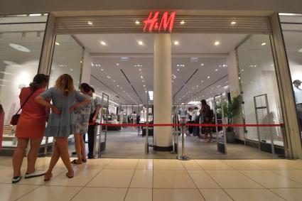 Москва. Очередь  на распродаже в сети магазинов  H&M  в ТЦ Авиапарк . Сеть H&M объявила об уходе из России в связи с санкциями