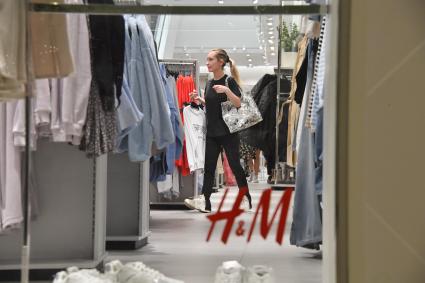 Москва. Распродажа в сети магазинов  H&M  в ТЦ Авиапарк . Сеть H&M объявила об уходе из России в связи с санкциями