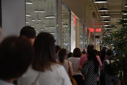 Москва. Очередь на распродаже в сети магазинов H&M в ТЦ Авиапарк . Сеть H&M объявила об уходе из России в связи с санкциями