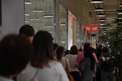 Москва. Очередь  на распродаже в сети магазинов  H&M  в ТЦ Авиапарк . Сеть H&M объявила об уходе из России в связи с санкциями