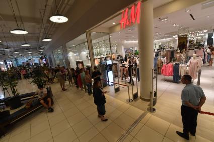 Москва. Очередь на распродаже в сети магазинов H&M в ТЦ Авиапарк . Сеть H&M объявила об уходе из России в связи с санкциями