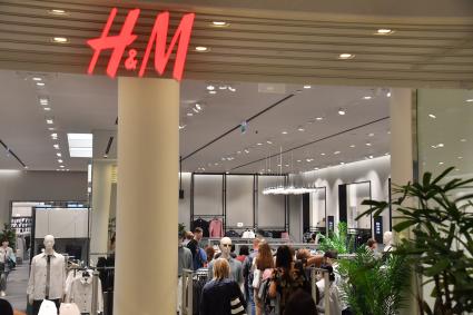 Москва. Очередь на распродаже в сети магазинов H&M в ТЦ Авиапарк . Сеть H&M объявила об уходе из России в связи с санкциями