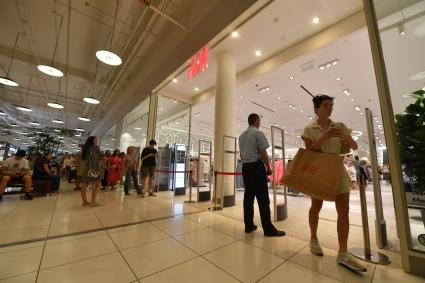 Москва. Очередь на распродаже в сети магазинов H&M в ТЦ Авиапарк . Сеть H&M объявила об уходе из России в связи с санкциями