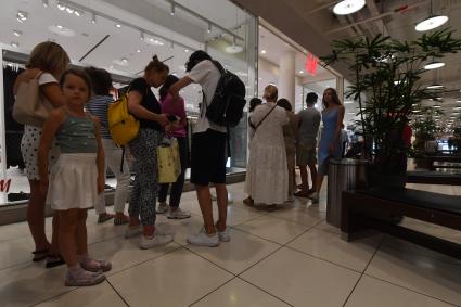 Москва. Очередь на распродаже в сети магазинов H&M в ТЦ Авиапарк . Сеть H&M объявила об уходе из России в связи с санкциями