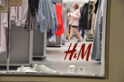 Москва. Распродажа в сети магазинов  H&M  в ТЦ Авиапарк . Сеть H&M объявила об уходе из России в связи с санкциями