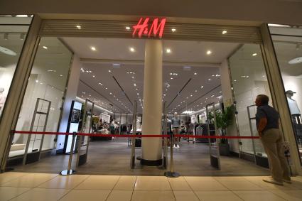 Москва. Очередь  на распродаже в сети магазинов  H&M  в ТЦ Авиапарк . Сеть H&M объявила об уходе из России в связи с санкциями