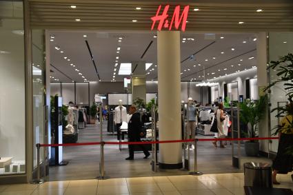 Москва. Очередь  на распродаже в сети магазинов  H&M  в ТЦ Авиапарк . Сеть H&M объявила об уходе из России в связи с санкциями