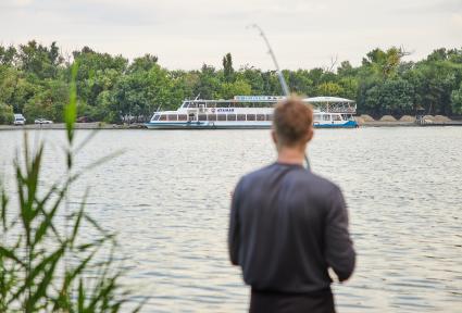 Пермь. Мужчина на рыбалке.