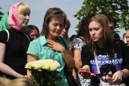 Москва. Люди у могилы бывшего солиста группы `Ласковый май` Юрия Шатунова на Троекуровском кладбище на 40-й день со дня смерти.