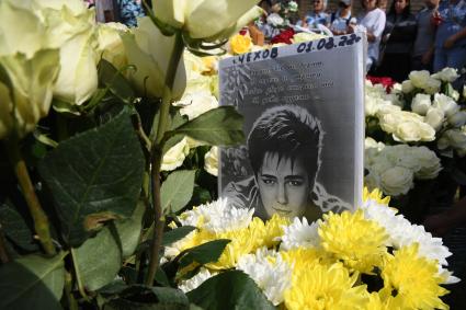 Москва. Могила бывшего солиста группы `Ласковый май` Юрия Шатунова на Троекуровском кладбище на 40-й день со дня смерти.