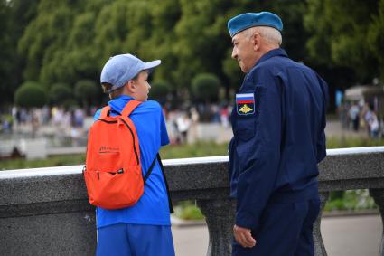 Москва. Десантники во время празднования 92-й годовщины создания Воздушно-десантных войск (ВДВ) в парке Горького.