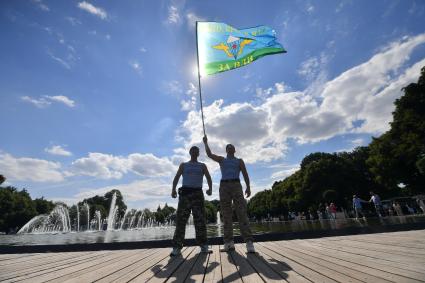 Москва. Десантники во время празднования 92-й годовщины создания Воздушно-десантных войск (ВДВ) в парке Горького.